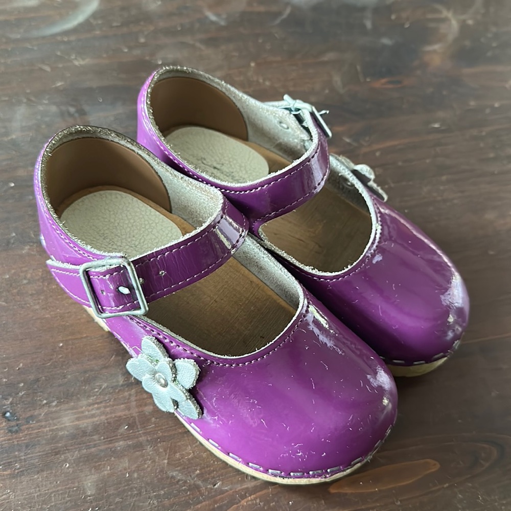 Hannah Anderson clogs, girls size 28